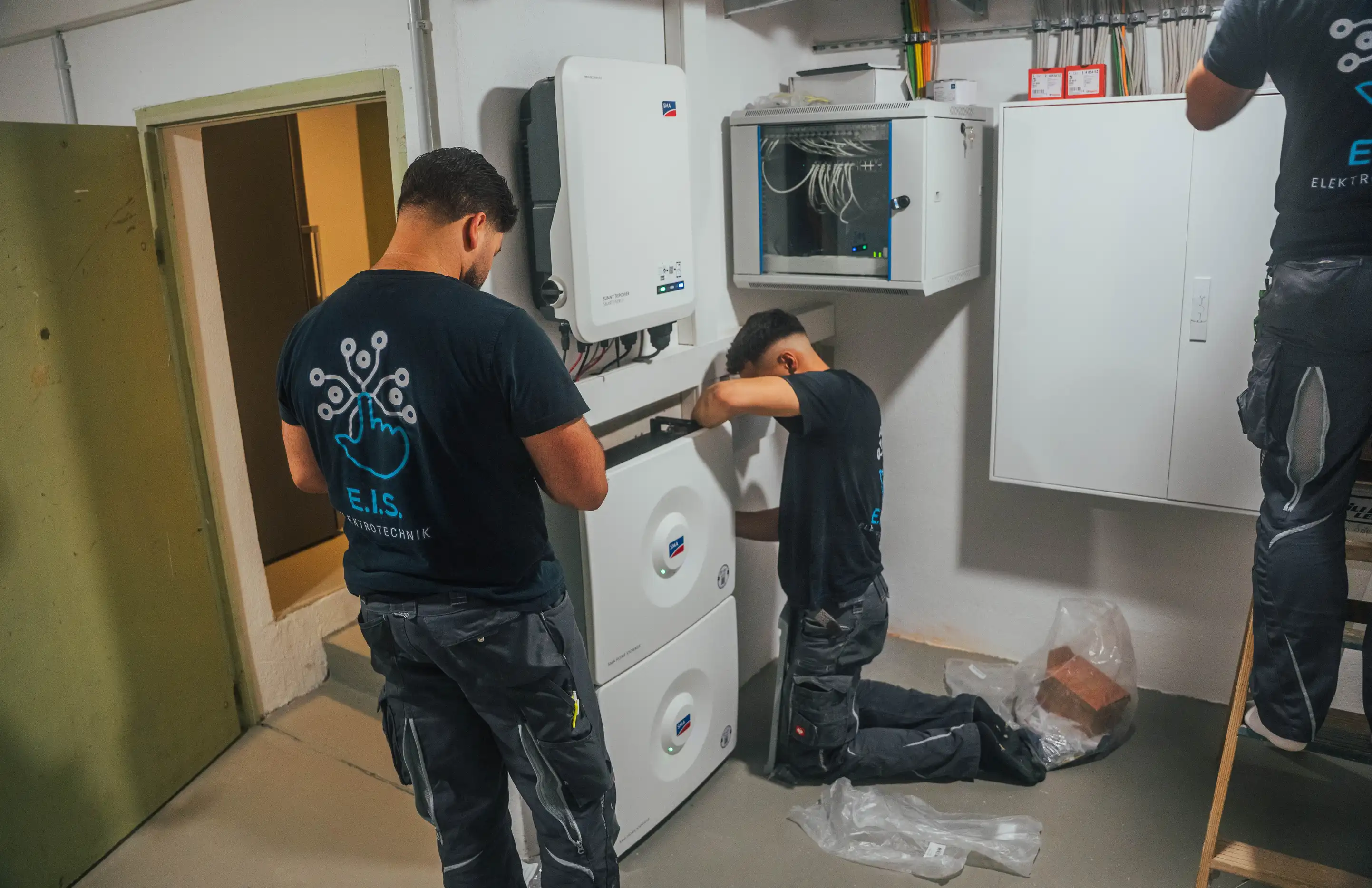 Techniker an Wechselrichtern und Schaltschränken — E.I.S. Elektrotechnik